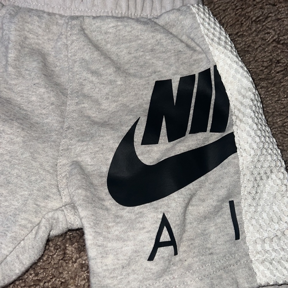 Shorts - Picture 2 of 4